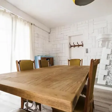 Appartement Bleu Avec Piscine Chauffée Couverte, Bozouls, Aveyron *
