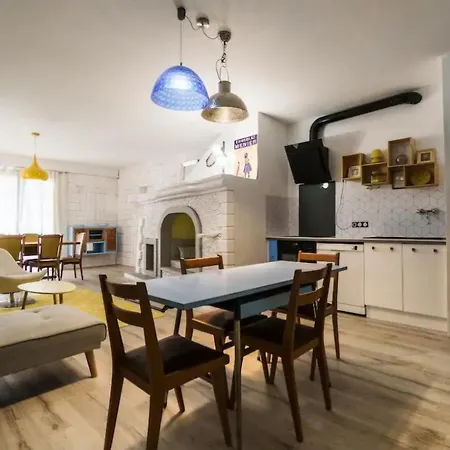 La Petite Maison Bleue Avec Grande Piscine Chauffee Et Couverte Appartement *