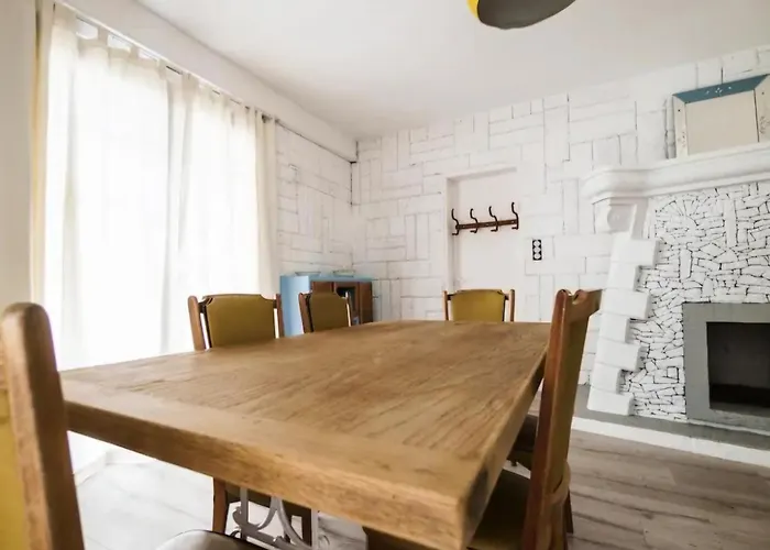 Appartement La Petite Maison Bleue Avec Grande Piscine Chauffee Et Couverte *