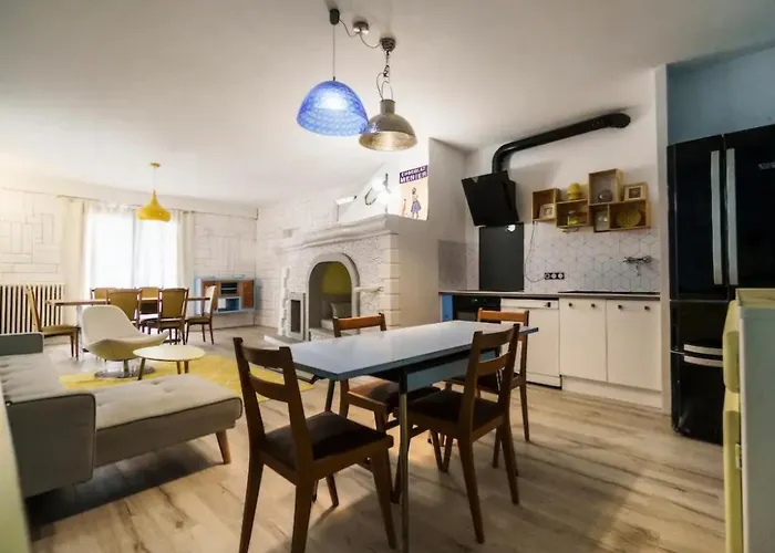 La Petite Maison Bleue Avec Grande Piscine Chauffee Et Couverte Appartement *